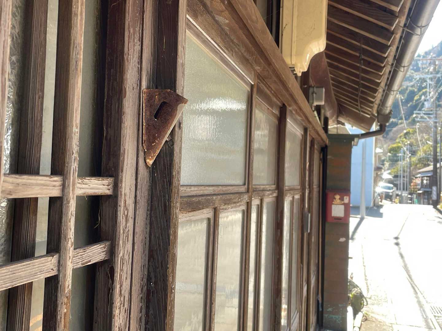 由比の古い家並みも好きなのです。
国旗立ての付いた住宅も少なくなりました。

ここを歩くの、明後日（祝日）にすればよかったな😅
