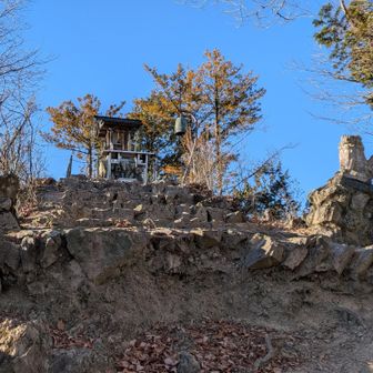 祠と狛犬（三峰口側より）