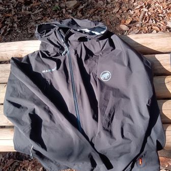 真っ黒なのに何でこんな色に写るんだよ