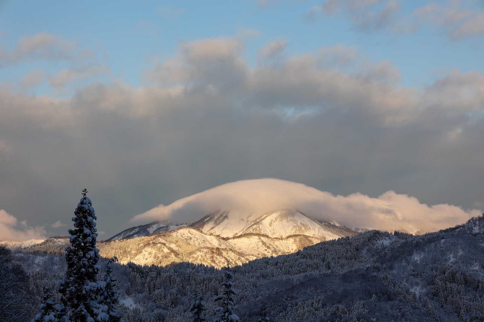 大日山に笠雲の見える幸先の良いスタートでした。