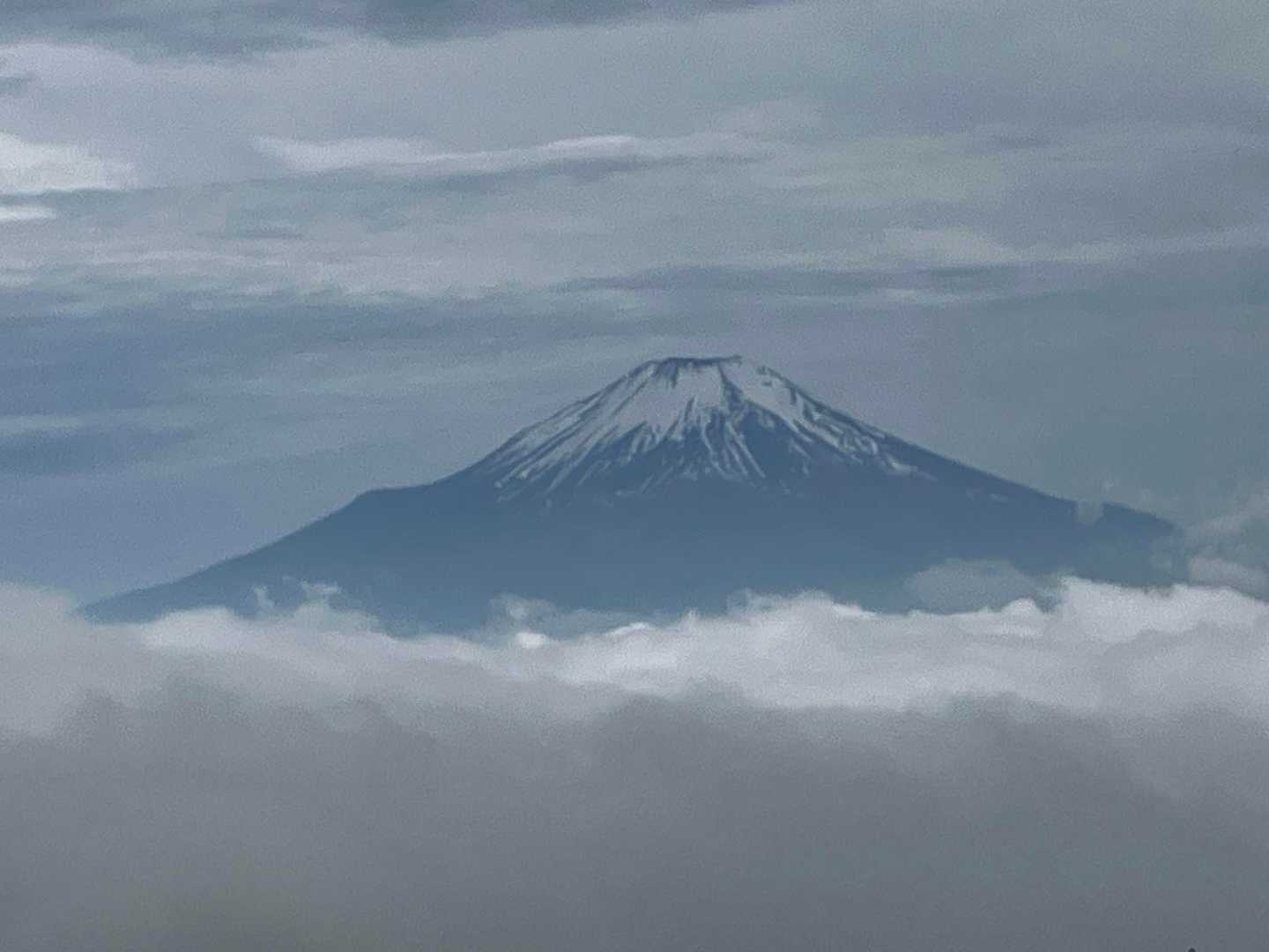今日の感動🥹はこの写真につきます！

下界は天気予報通りの曇り☁️
富士山は見えません🤣  しかし
お山では雲海の上に見る事が出来ます！
登山者だけにご褒美です🤭

雪富士が見えるのもあと僅か🤭