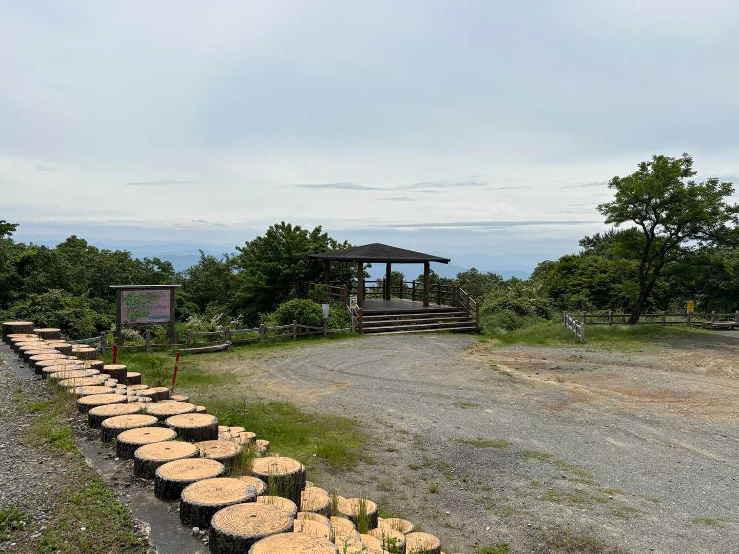 山頂は車で来ることもできるので、駐車場とお手洗いがありました🅿️🚻