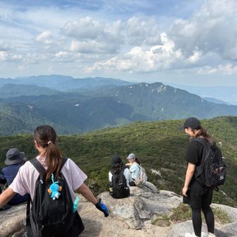 国見岳横のテラスに移動。ずーと遠くまで、山々が素敵です。
ここでスイーツの残り、食べました。