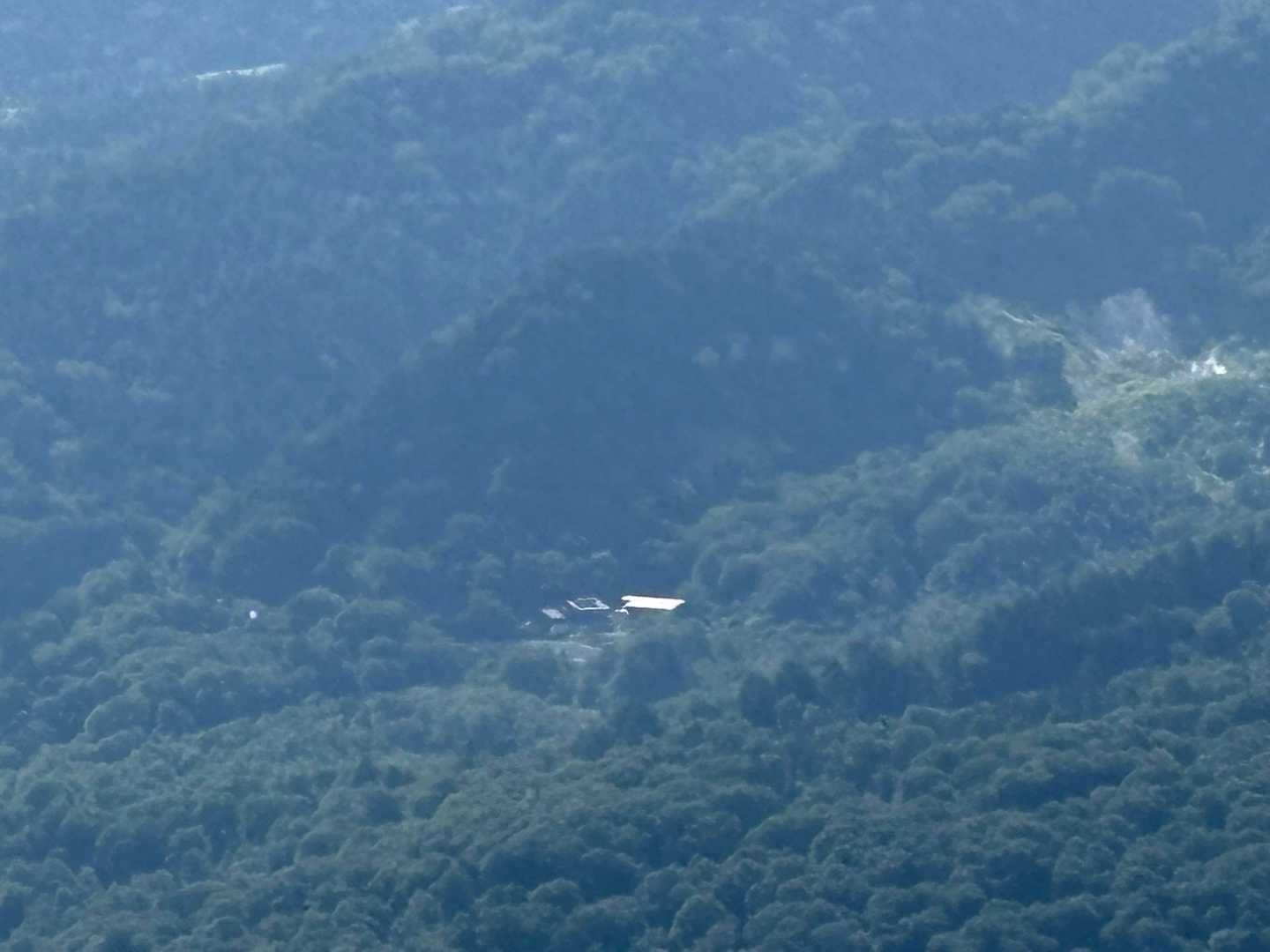 あっ見えました。
蓮華温泉♨️です。
いったん降りて、400m上げないといけません💦
3日目のラストにこれ。
つらいわ〜😅