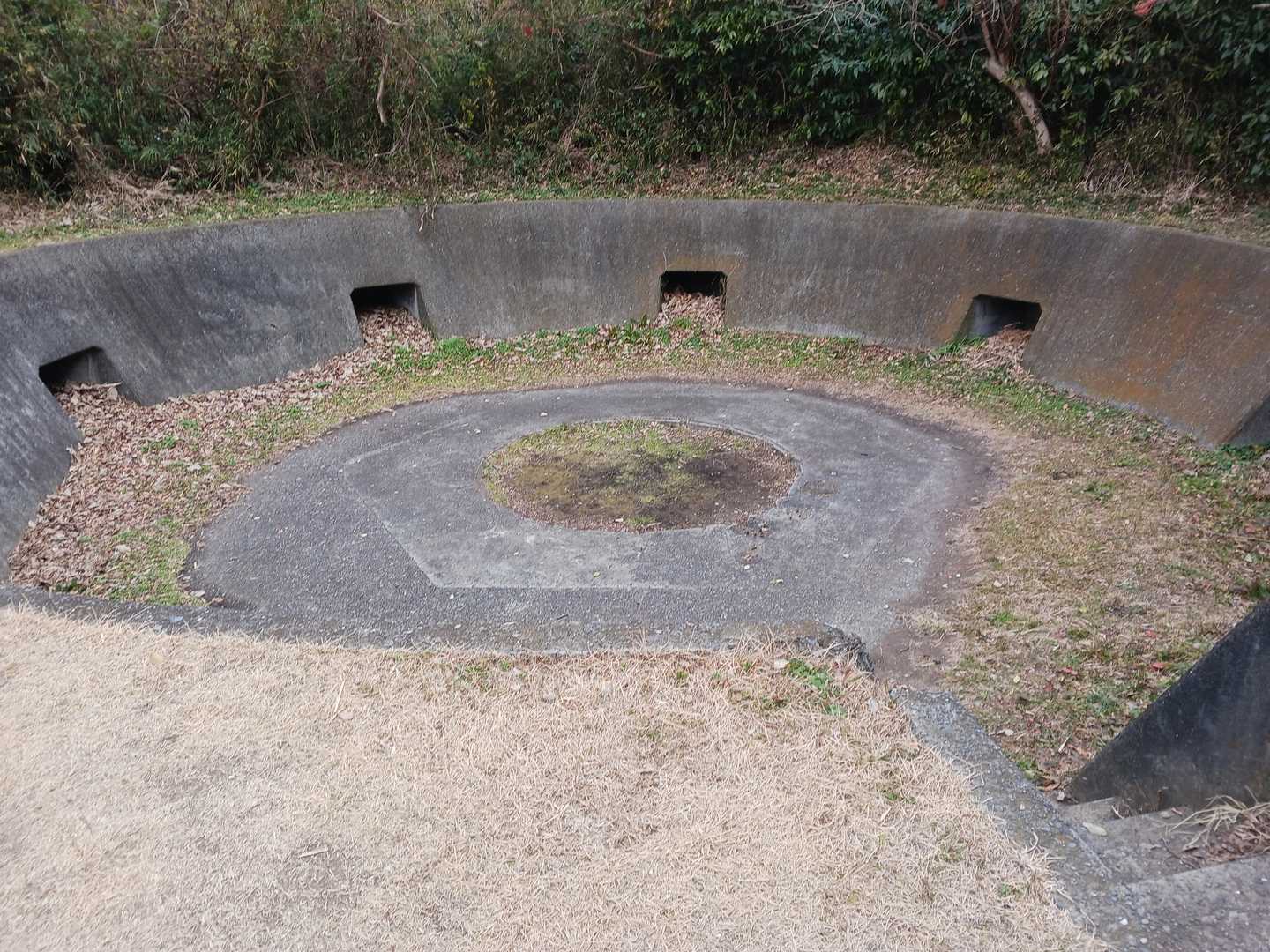 砲台山（標高204m）山頂の砲台跡。