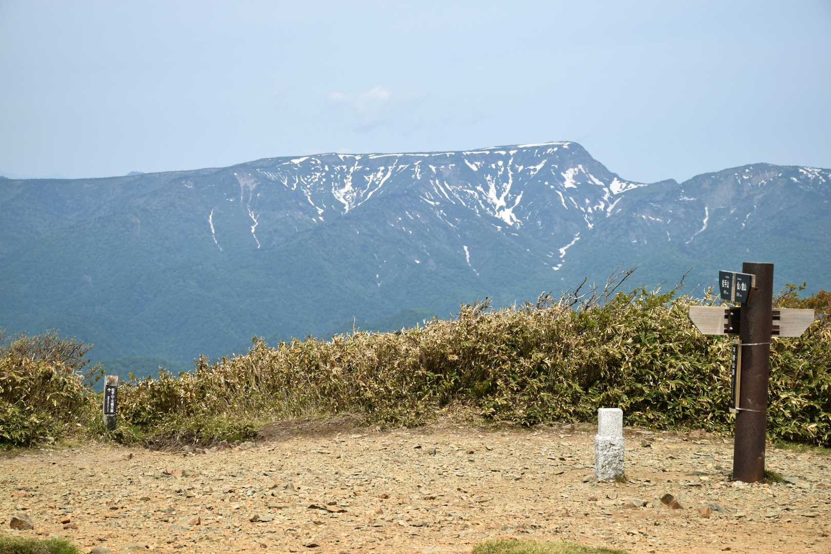苗場山をバックに山頂