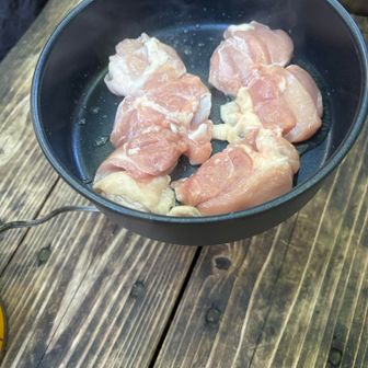 鶏肉焼いてくれてます