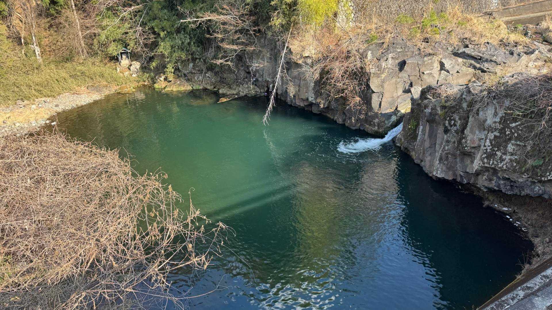 おなん淵。奥に小さな祠があった🙏