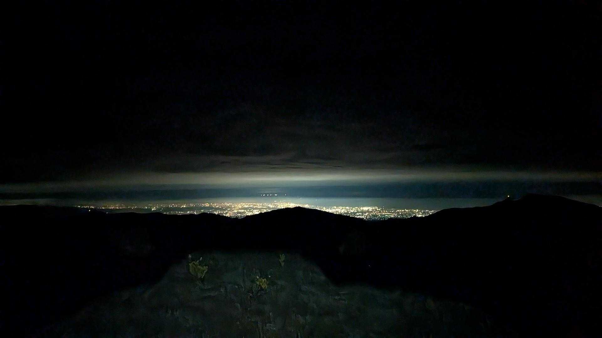 朝？歩き始めて富山の街の明かりが