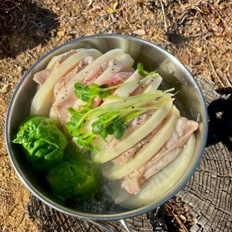 水筒に入れてきた、お出汁で煮込む...
薄めのポン酢で頂きました😋笑

身体が温まり栄養価も高いので
山ごはん
お勧めでーす.′.′

多いと思ったけど...ペロリです𓈊ˊ˗