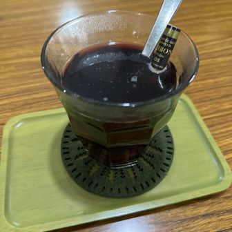 ホットワイン🍷
シナモンステック一本にりんごジャムかな？入っていて美味しいです。お勧めの一杯です！