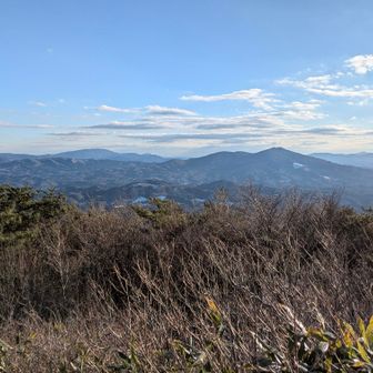 奥に大滝根山、矢大臣山