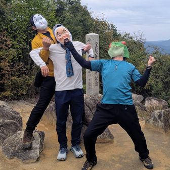 集合場所、ちゃんと確認せんかーいっ！！💢
殴っていると見せかけて…