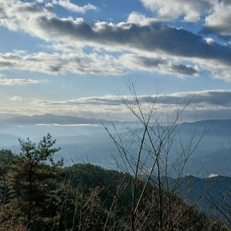 霞に浮かぶ南アルプス深南部。