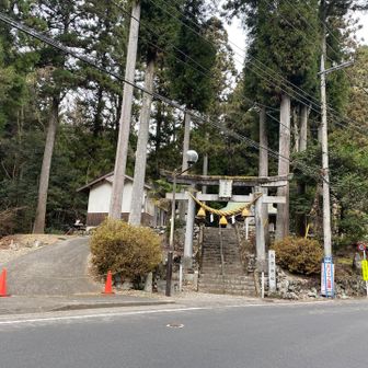 養沢神社⛩️この右裏に民家との間に登山口が有る