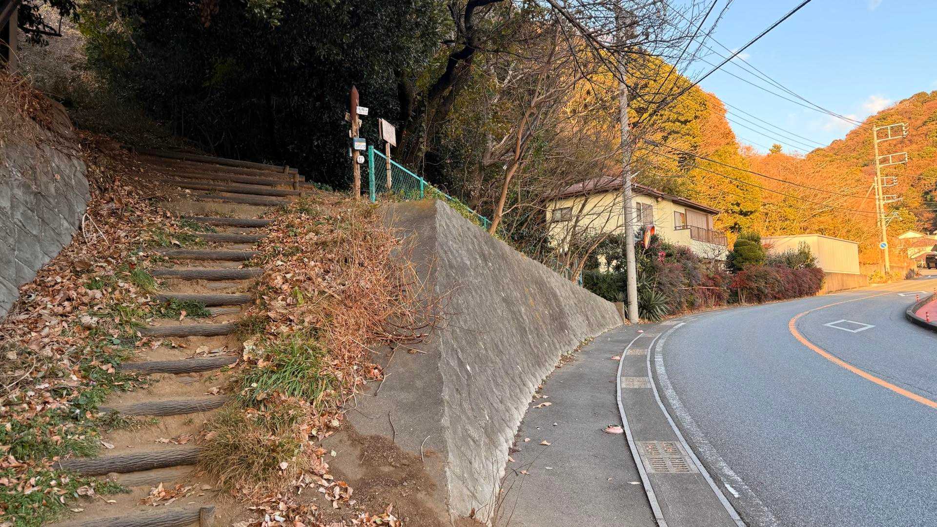 ここから登ります。ちょっとした近道みたい
