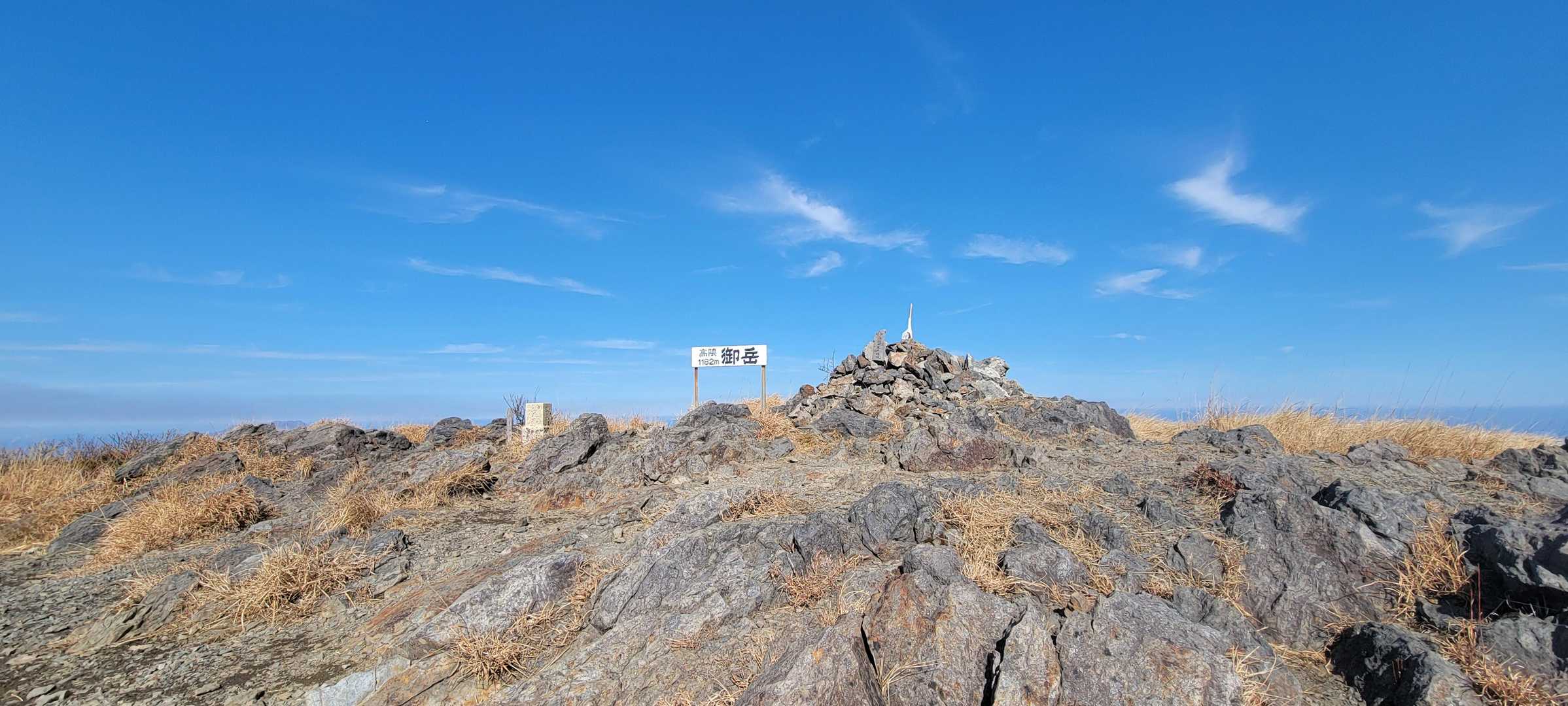 「御岳」この山名が似合う堂々とした山だった。