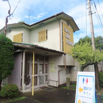 高麗郷民俗資料館
地味な資料館ですが、古民具や農具・漁具・山仕事の道具そして製茶機などが展示されています。