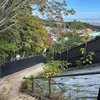 住宅街に降りて公園内を横断します
