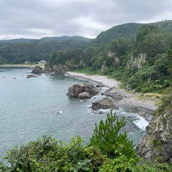 赤浜展望台で一休み
行く先の浜を眺める👀

去年、中央左側の岩には短い隧道があり、手前の浜から前回歩けることを確かめている♬
今年も行ってみよう😆