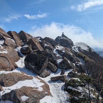 天狗岳はもうすぐそこ。
あの祠は、いつも誰か座っているように見える。
雪が中途半端についてると(風で飛ぶし、)怖い気もするけど…今年はチェンスパで辿りつきました。