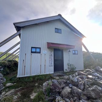 ちゃんとした避難小屋🛖
中に泊まった人がたくさんいた