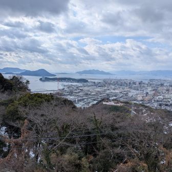 真ん中が弥山(宮島)、あの向こうの大渋滞抜けるのに6時間かかった