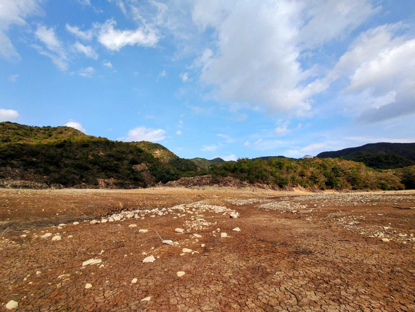 兵庫県最大の溜め池と言われる"*昭和池"が随分と渇れております