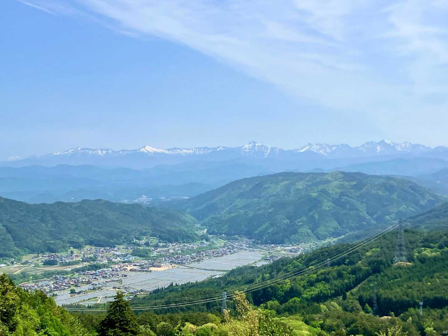田植え前の、
水を たたえた里との
コラボも また佳き✨