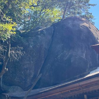 posingしていた岩の上がこちら
本堂の屋根とくっ付いている。