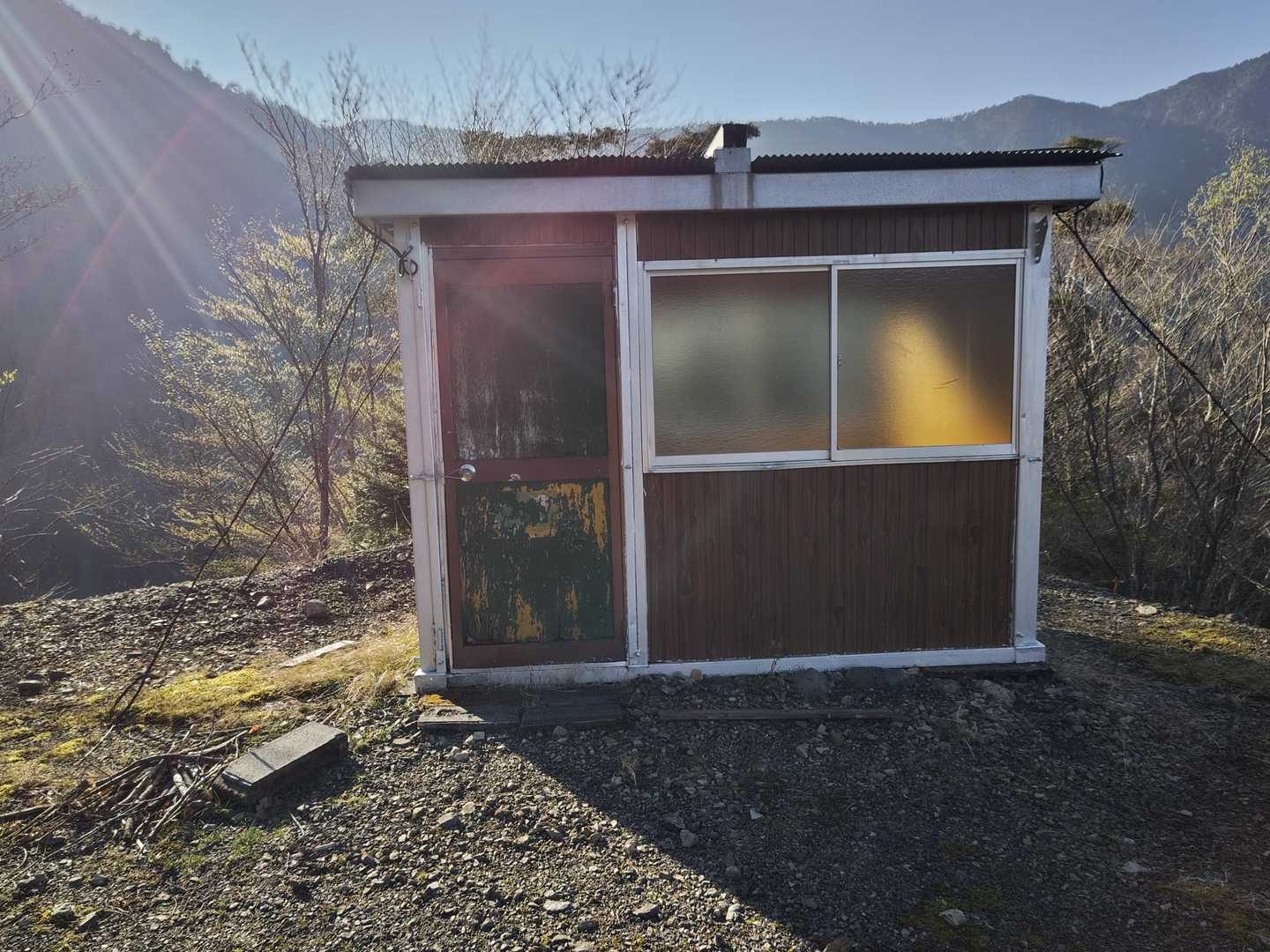 中ノ尾根山登山口の休憩小屋
帰りには山友Gawaさん寄贈のホウキでしっかり掃き掃除してきました🧹