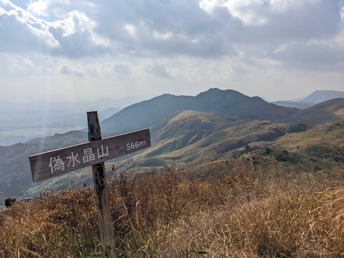 ようやく平尾台に入ってきましたが急遽ルート変更。
目の前の山を超えたら終了します。