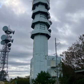 気象レーダです。
大分傷んで来ました。