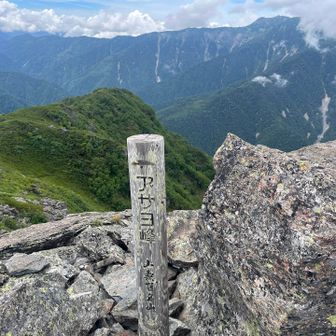 岩場続いたけど、無事到着
仙丈ヶ岳側もガス