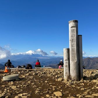 塔ノ岳登頂🙌
5度目の正直でやっと山頂標識と富士山のセットが拝めた😂