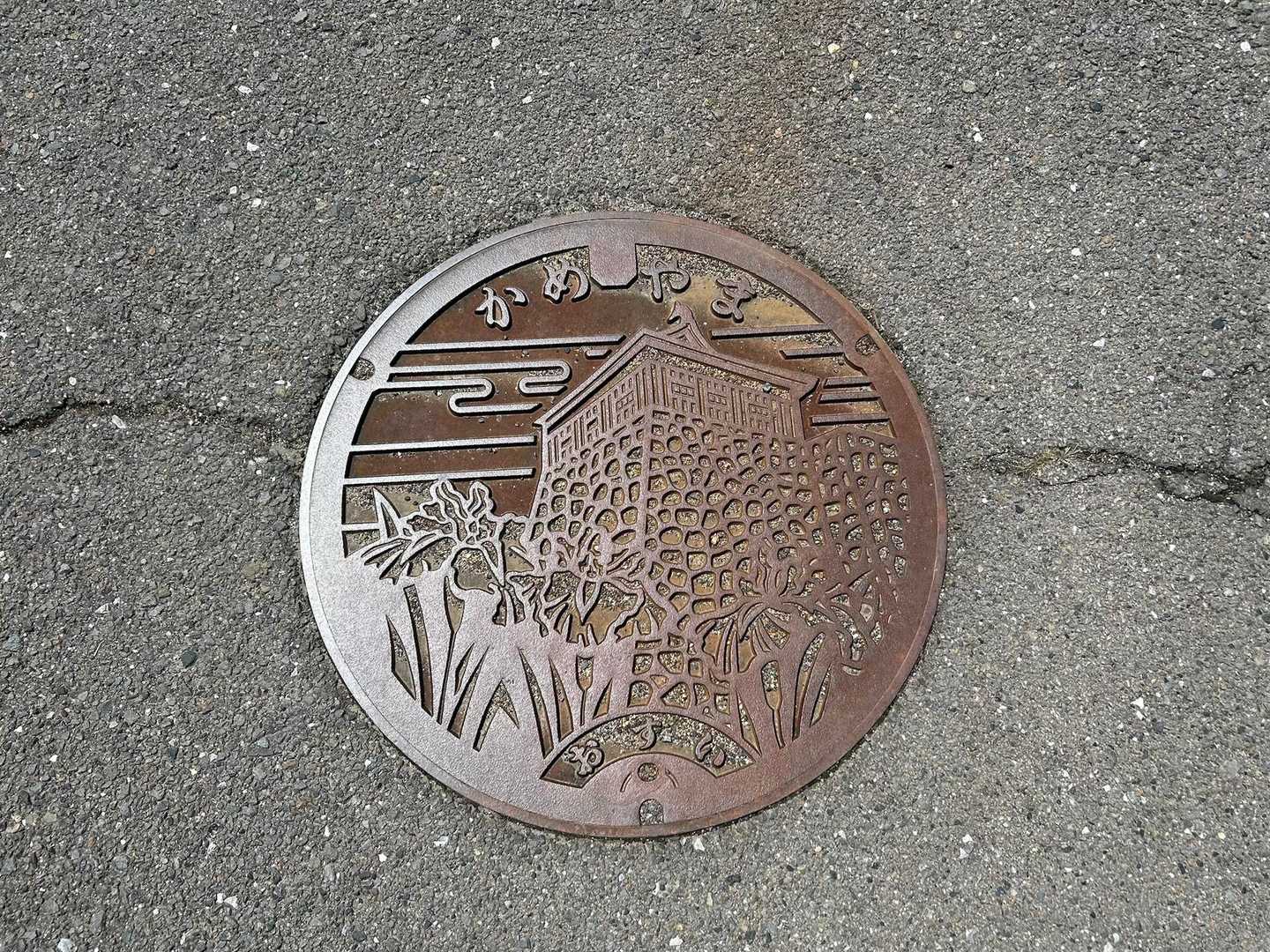 亀山市のマンホール、亀山城と花菖蒲