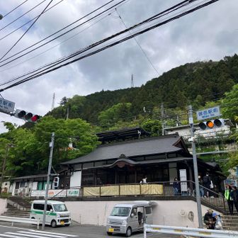 御嶽駅前を通過します。沢山の登山者が降りてきます。