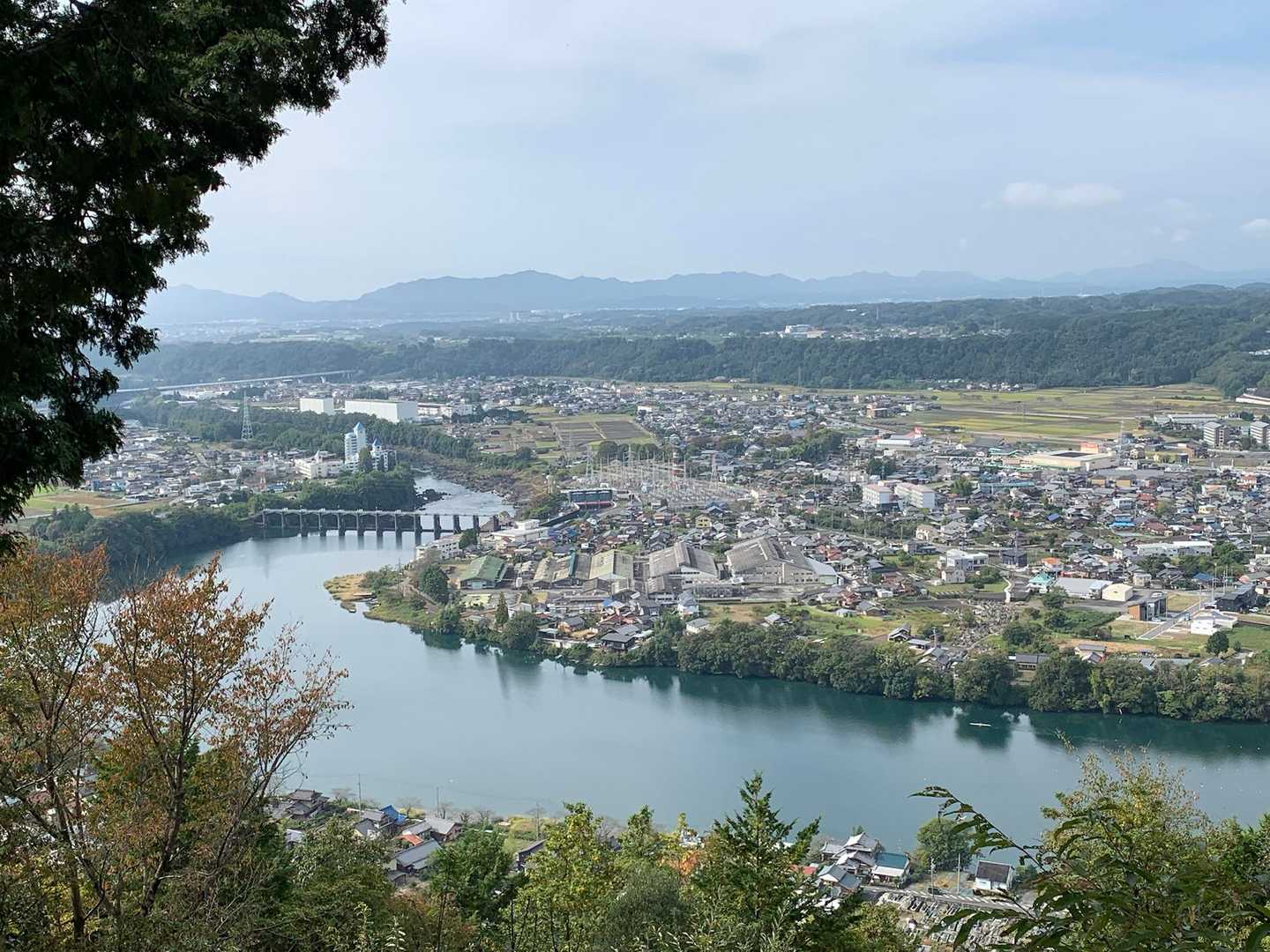 飛騨川が綺麗に見えます。