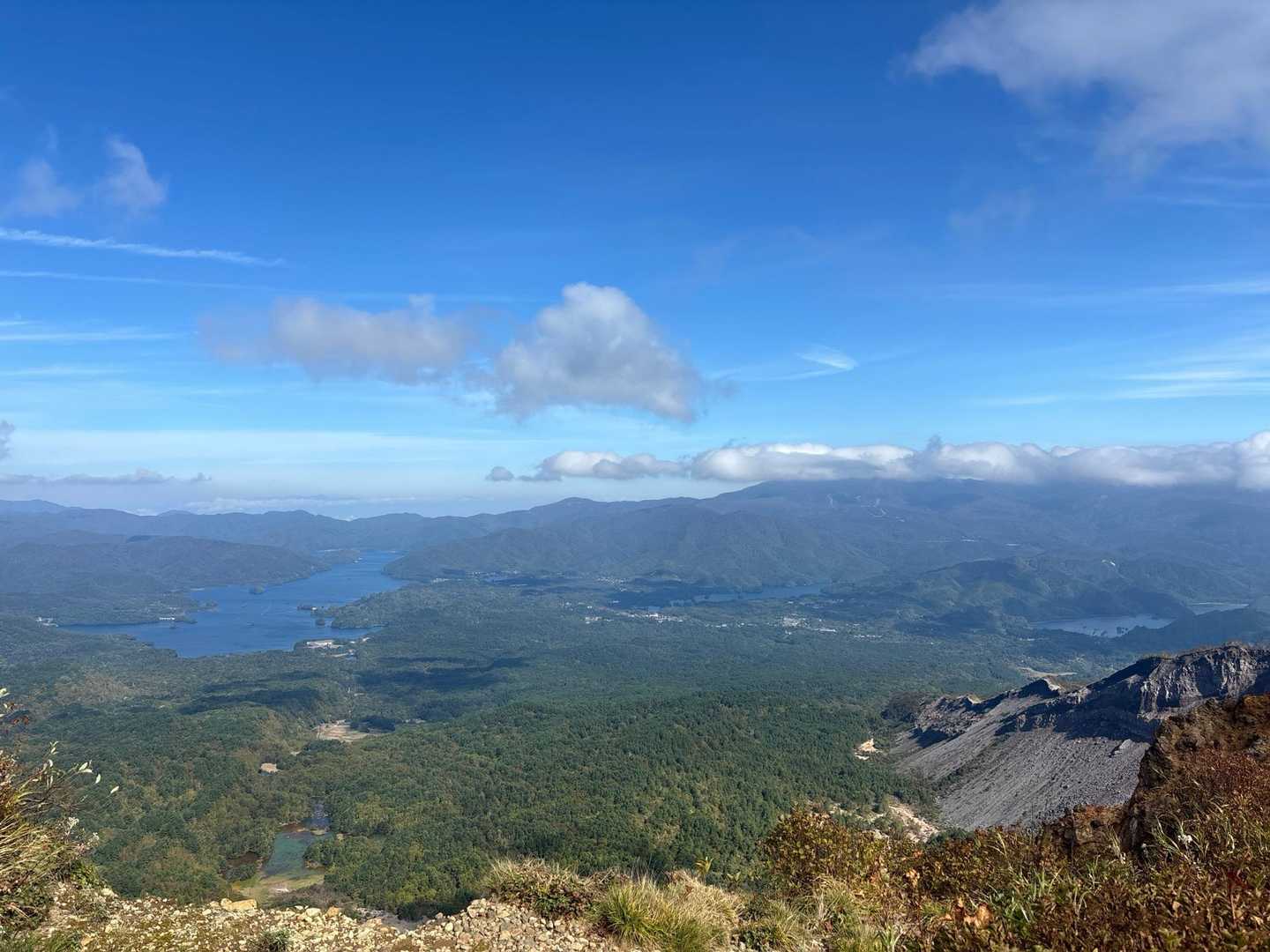 磐梯山往復 | 白樺の木漏れ日を歩き、眼下に広がる猪苗代湖と遠くの山々を望むの写真