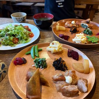お酒を飲みながら夕飯を食べた。おつまみプレート😆