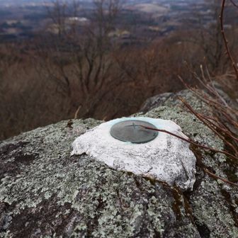 展望台を過ぎた先の岩の上にはこんなのもあり