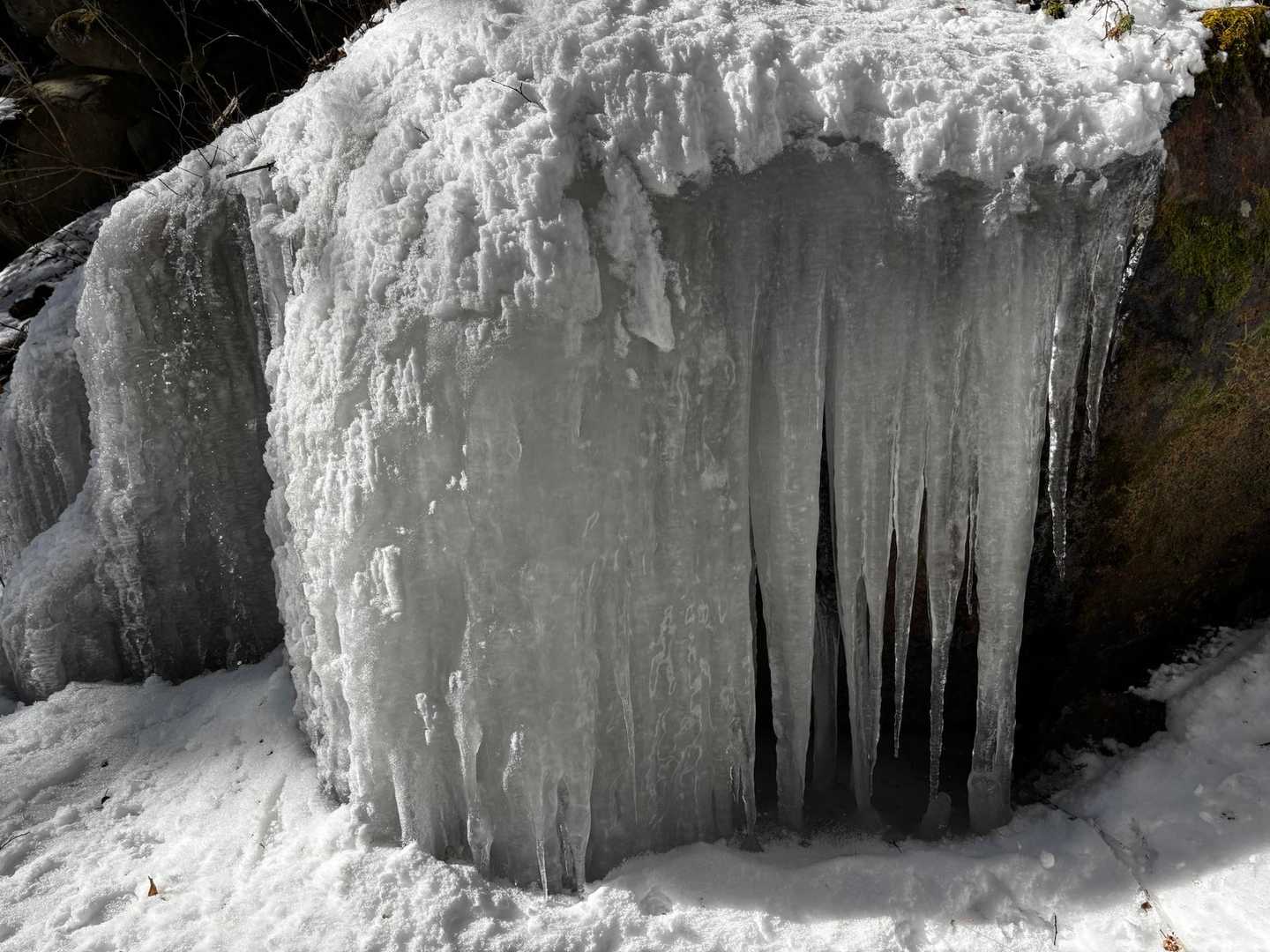 滝ではない所にも氷柱があります