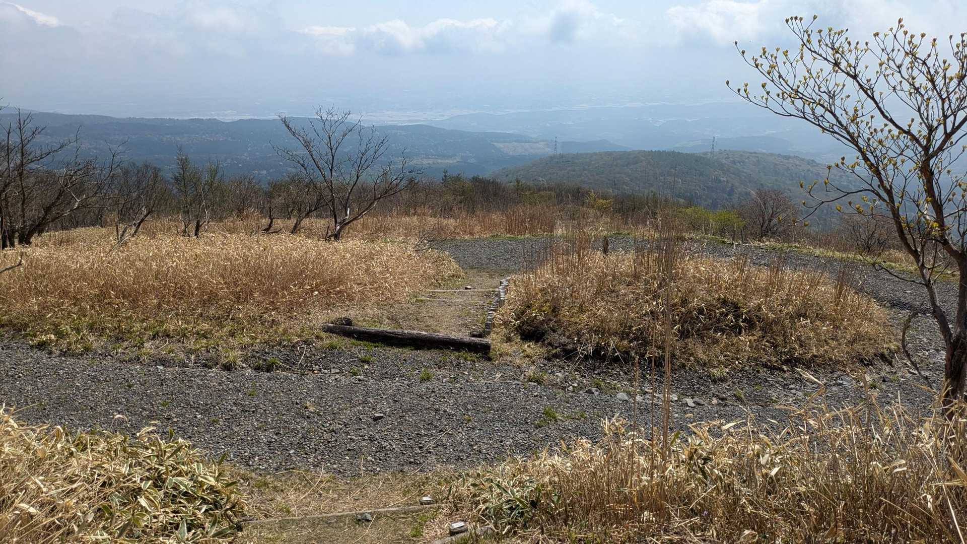 クネクネの砂利道を突っ切りながら下山