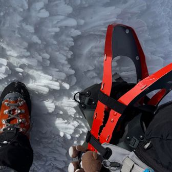 スノーシューは御守りで担いできましたが、フカフカの雪質ではなく強風でカリカリで山頂稜線では木道の一部が出ていたので、ワタクシは仙ノ倉山まではアイゼンなど滑り止めは付けずツボ足で登ってきました。
下りではアイゼンは履きましたが、スノーシューは結局使わずザックのおもりでした😆

24.25日は下界では雨の様ですが、山の上では雪かも知れないですし、26日からの寒気の影響もあると思うので今後登られる方は最新の情報を確認のうえ装備をご準備下さい。