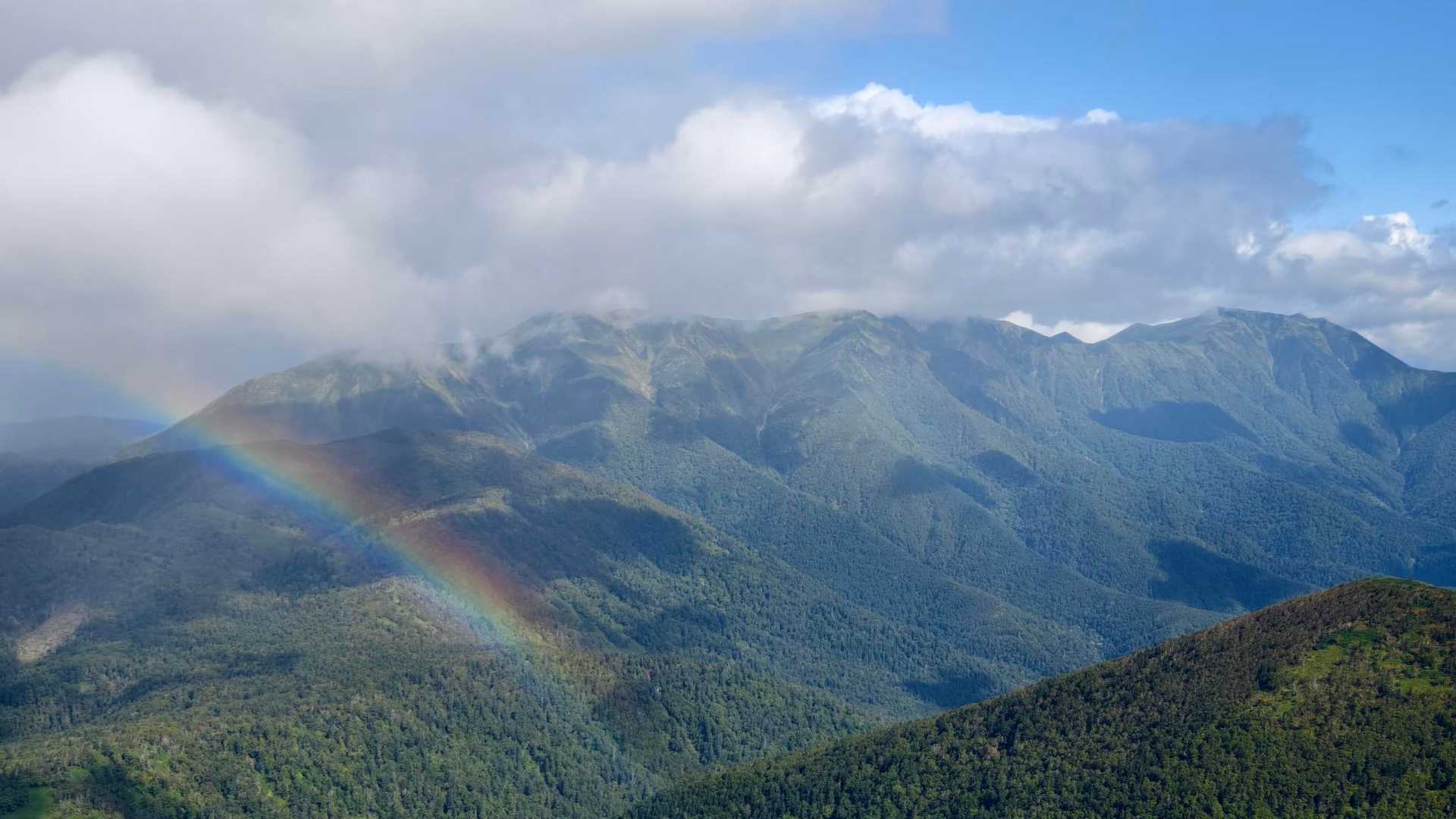 稜線に乗っかる
空気がやたら冷たい
雲多め、虹まで…