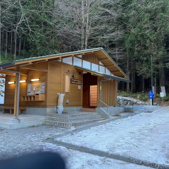 駐車場のトイレは綺麗です