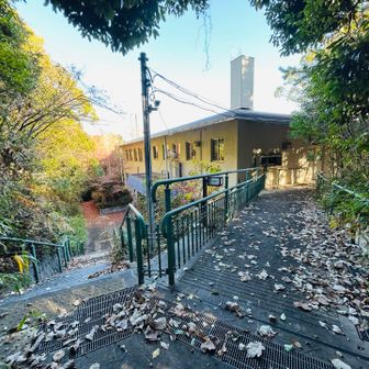 施設の横を通る。