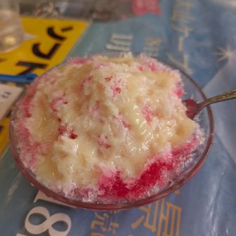 イチゴにミルクをトッピング