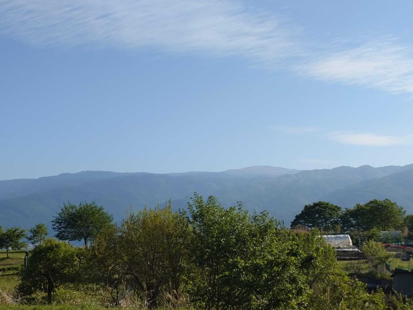 少し登ると霧ヶ峰が見えました。