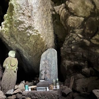 奥の院
暗い洞窟の中に光がさしてました